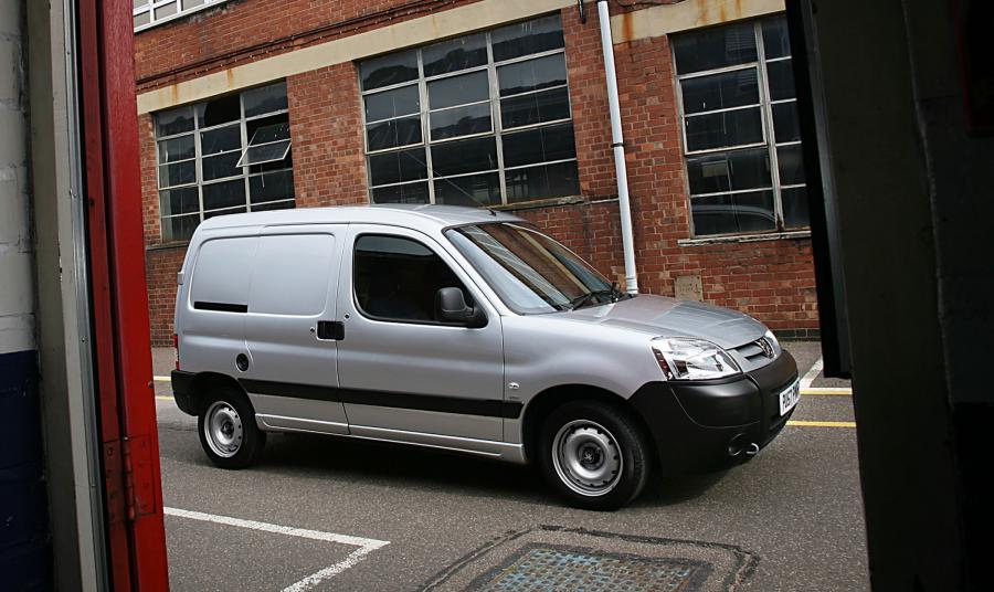  Peugeot Partner 2003 года  (фото 14 из 30)